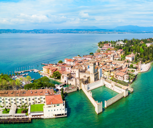 Sirmione: Tra Storia, Relax e Delizie del Garda