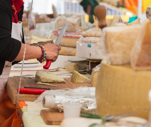 Mercati Locali e Sagre: Tradizioni e Sapori del Lago di Garda